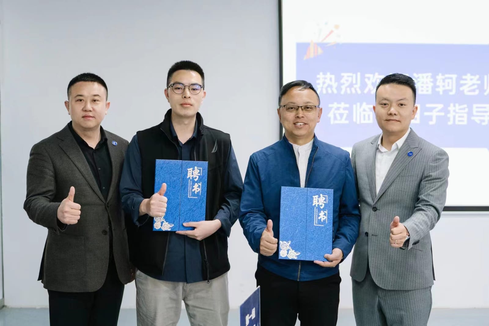 兰湘子为顺知颁发聘书.jpg